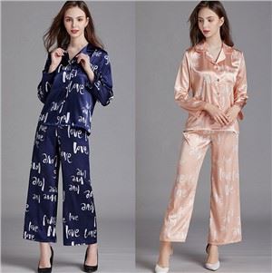 Langermet cardigan for kvinner med silketrykt pyjamassett